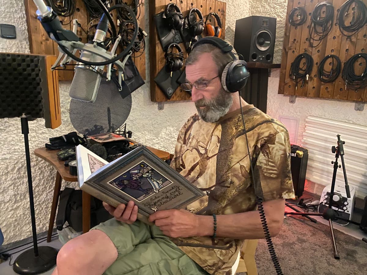 Na obrázku je JUDr. Jiří Pecha, autor knihy Tajemná svět strašidel a&nbsp;Almanach strašidel.