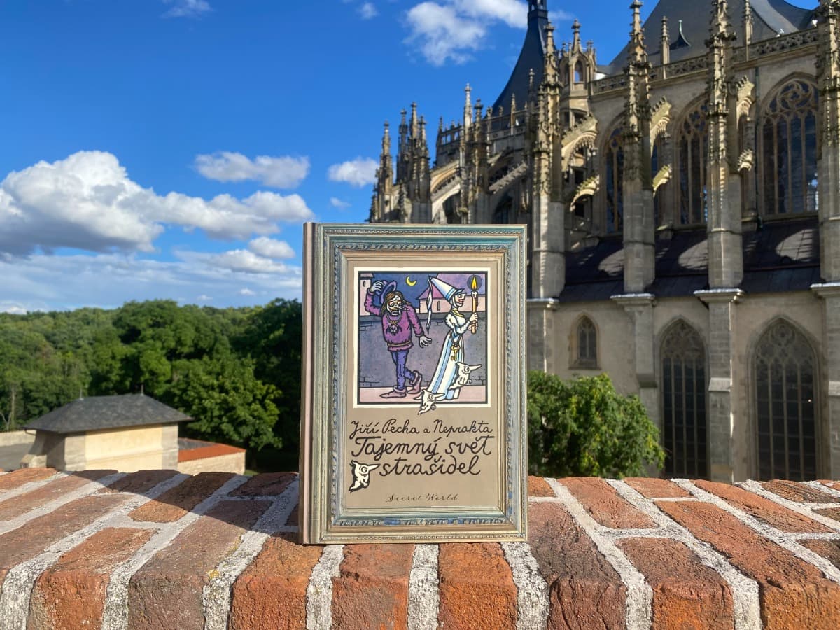 Na obrázku je fotka knihy Tajemný svět strašidel na&nbsp;u&nbsp;katedrály